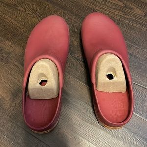 Dansko Kane Molded cranberry mules